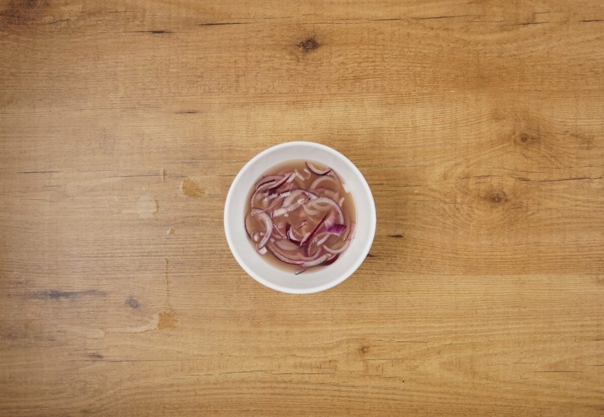 Ceviche en leche de almendras y cilantro