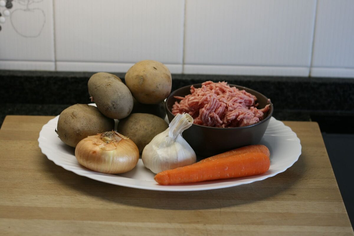 pastel de carne picada y patata paso 1