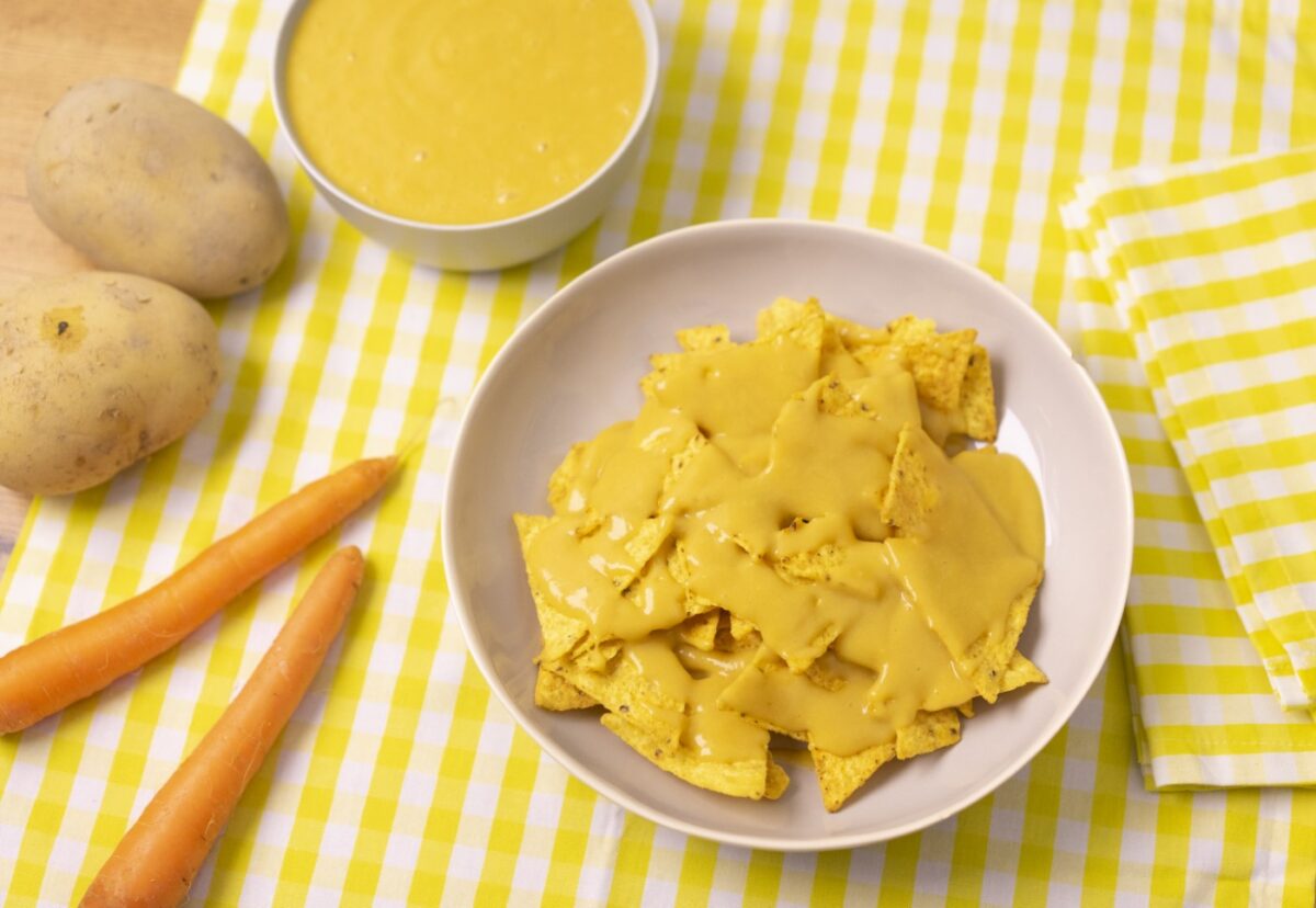 Queso vegano perfecto para acompañar unos nachos