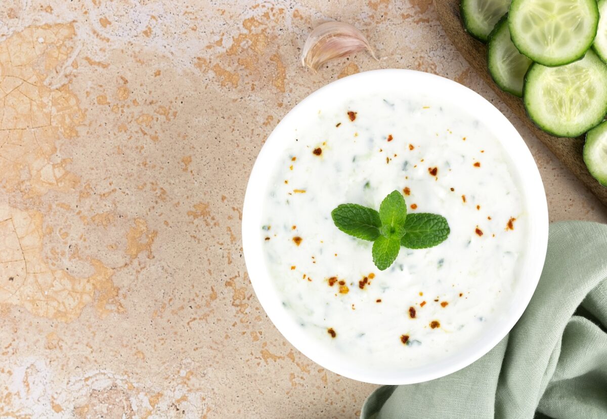 Raita. La salsa india con yogur y pepino