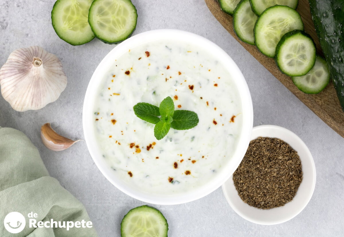 Raita. La salsa india con yogur y pepino