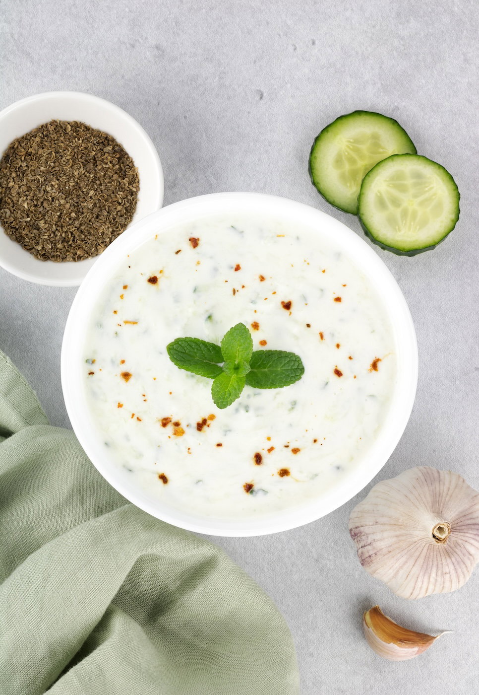 Raita. La salsa india con yogur y pepino