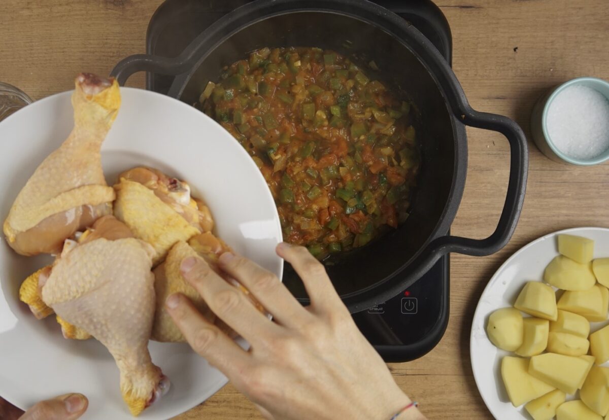 Sudado o guisado de pollo colombiano