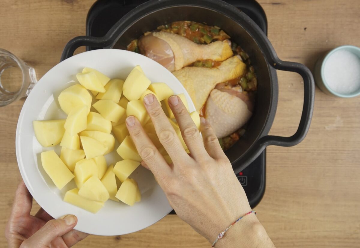 Sudado o guisado de pollo colombiano