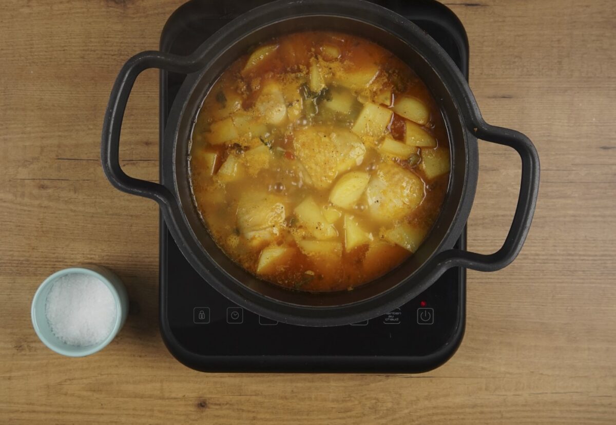 Sudado o guisado de pollo colombiano