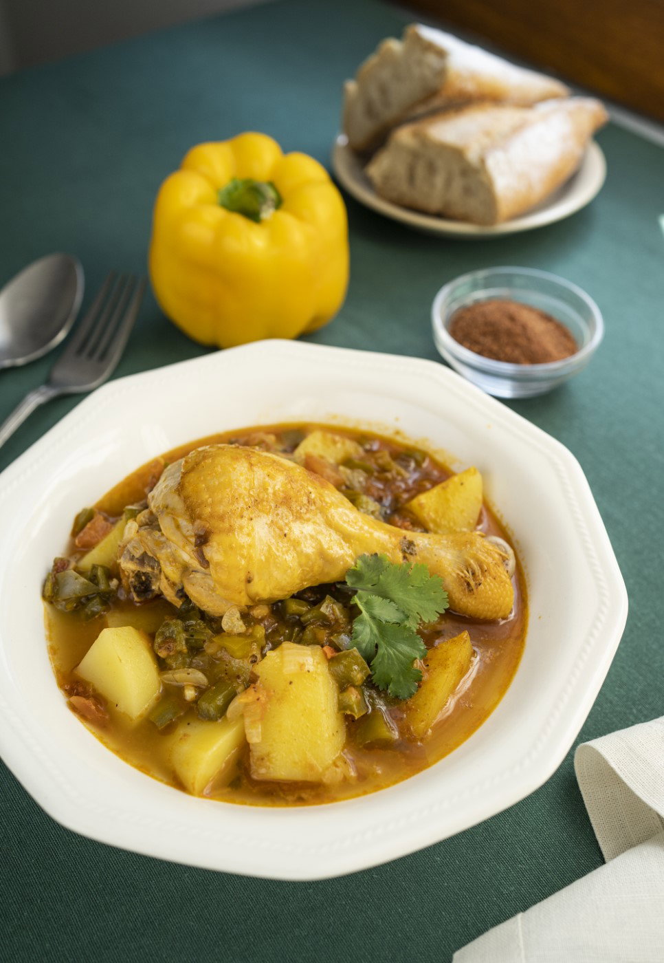 Sudado o guisado de pollo colombiano