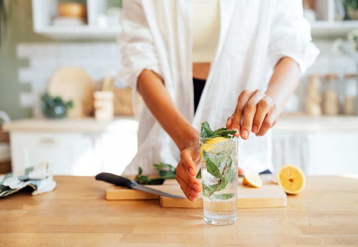 Agua con limón: Mitos y realidades de tomarlo en ayunas