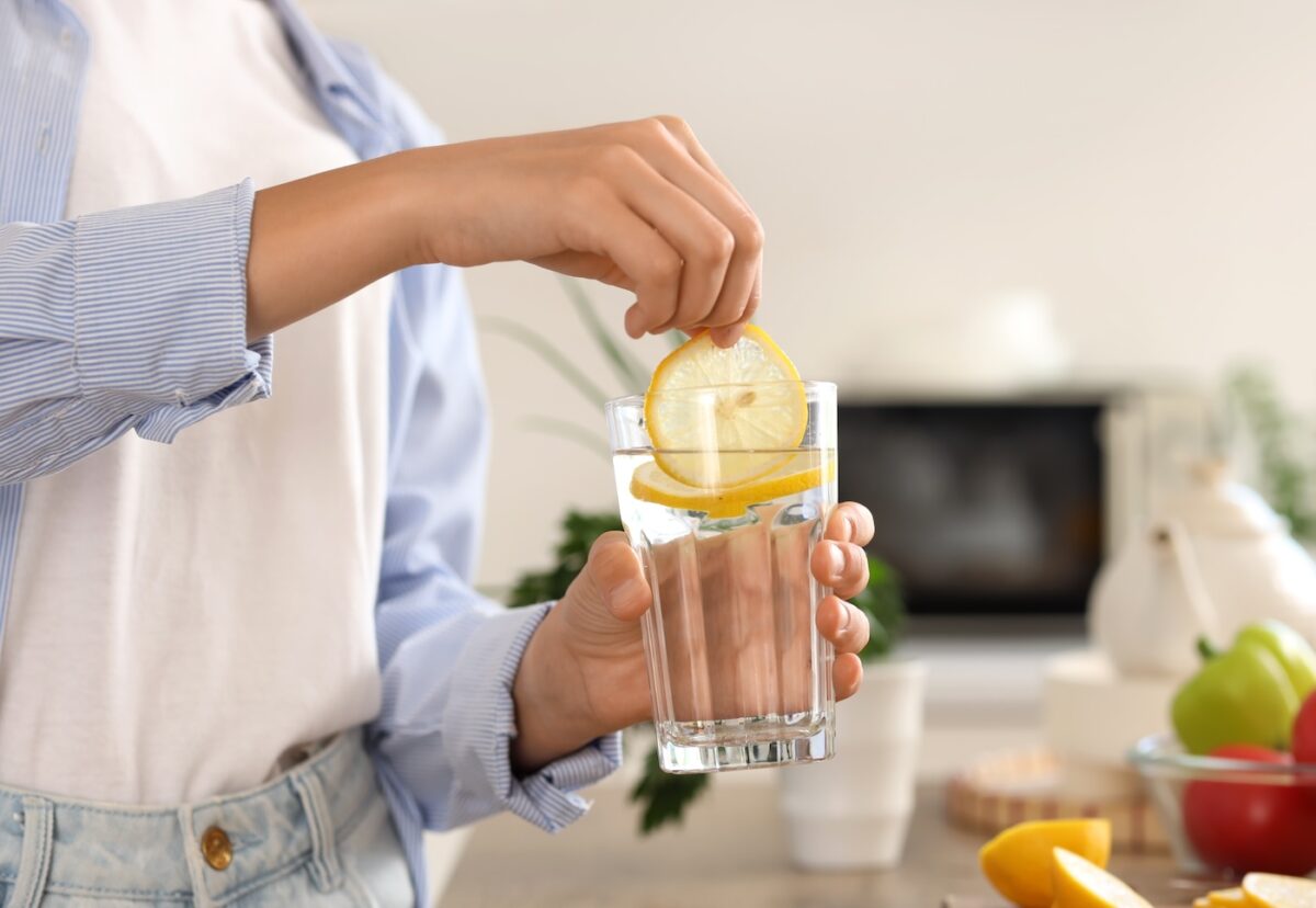 Agua con limón: Mitos y realidades de tomarlo en ayunas