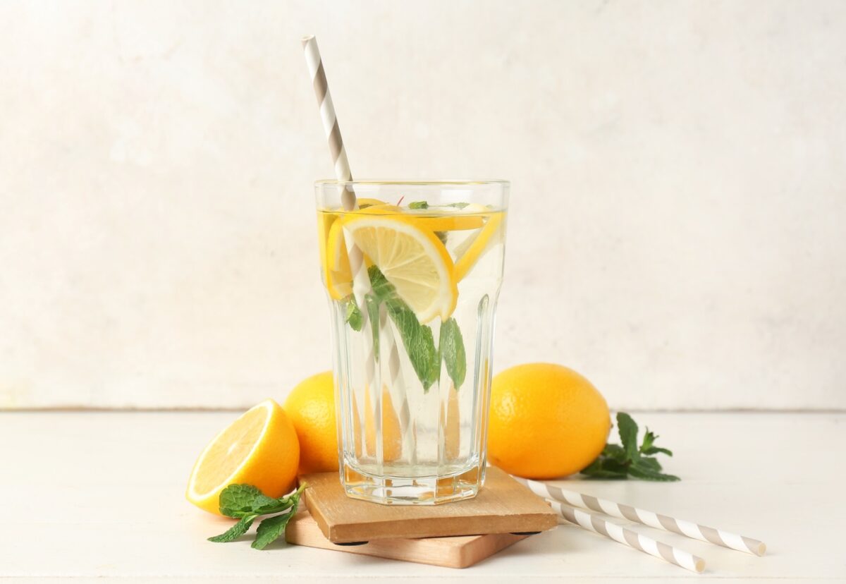 Agua con limón: Mitos y realidades de tomarlo en ayunas
