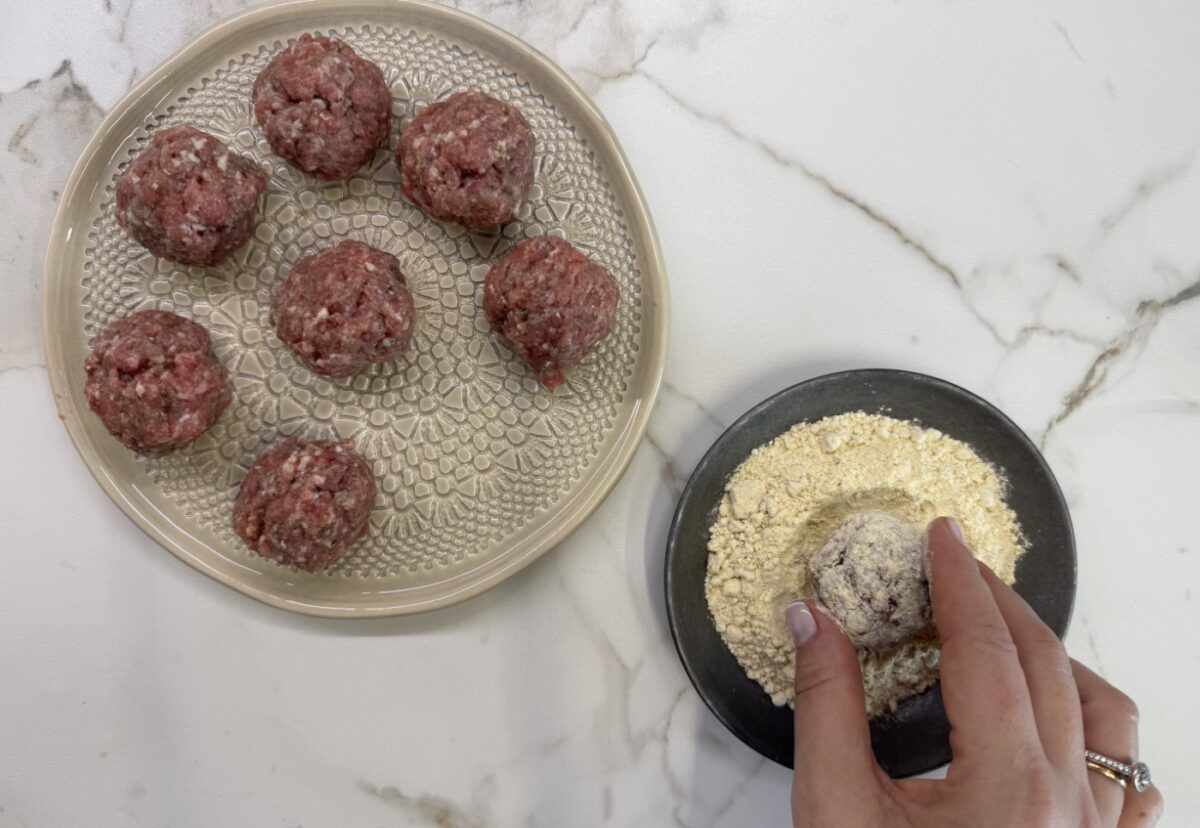 Albóndigas con patatas. Una receta clásica y muy sencilla