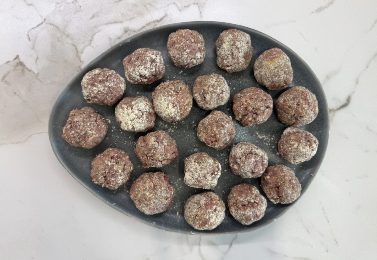 Albóndigas con patatas. Una receta clásica y muy sencilla