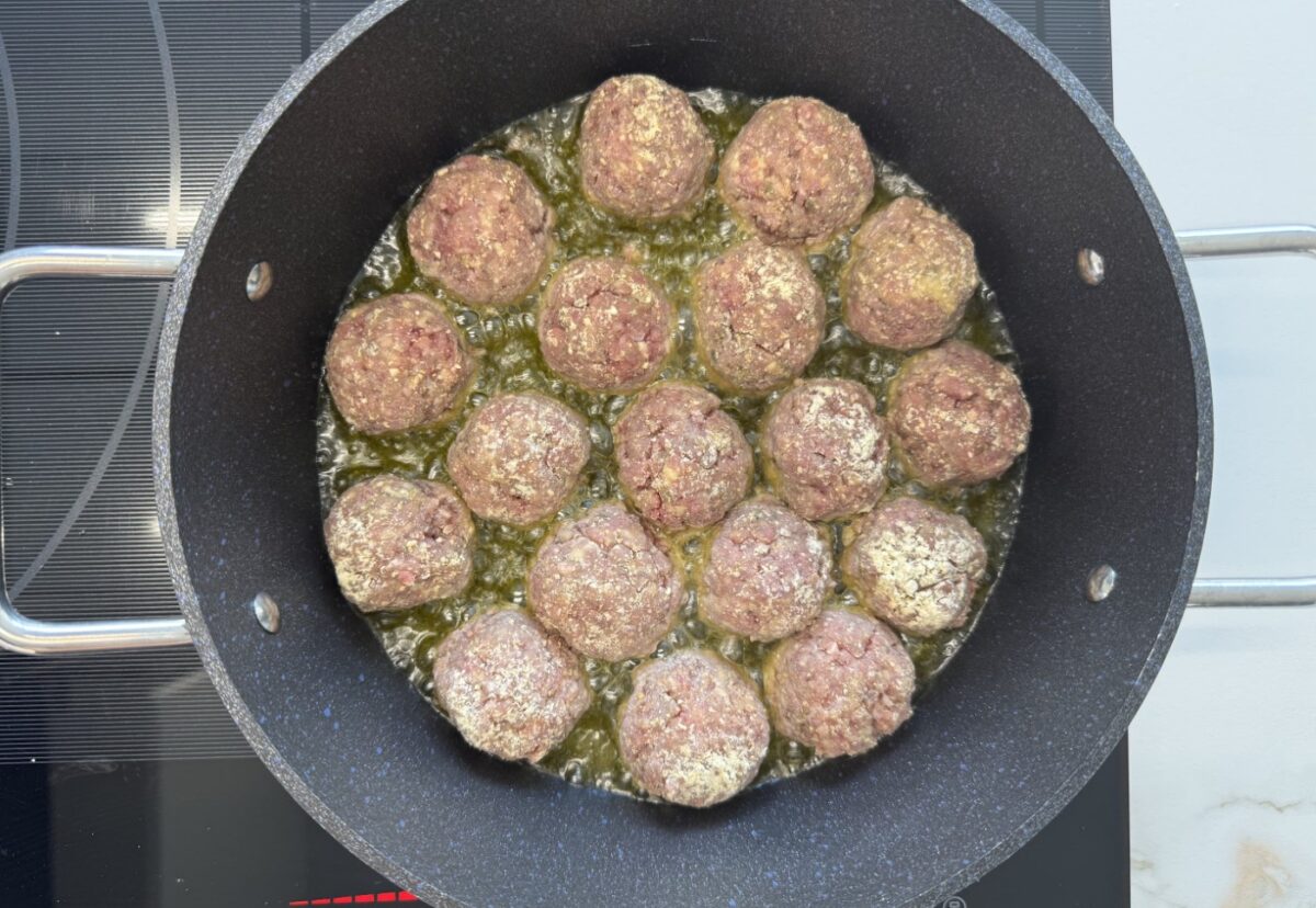 Albóndigas con patatas. Una receta clásica y muy sencilla