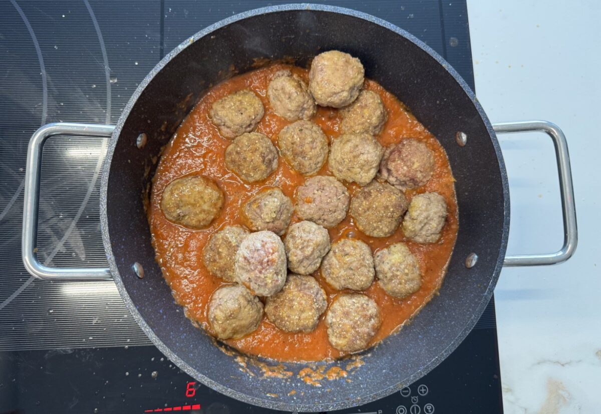 Albóndigas con patatas. Una receta clásica y muy sencilla