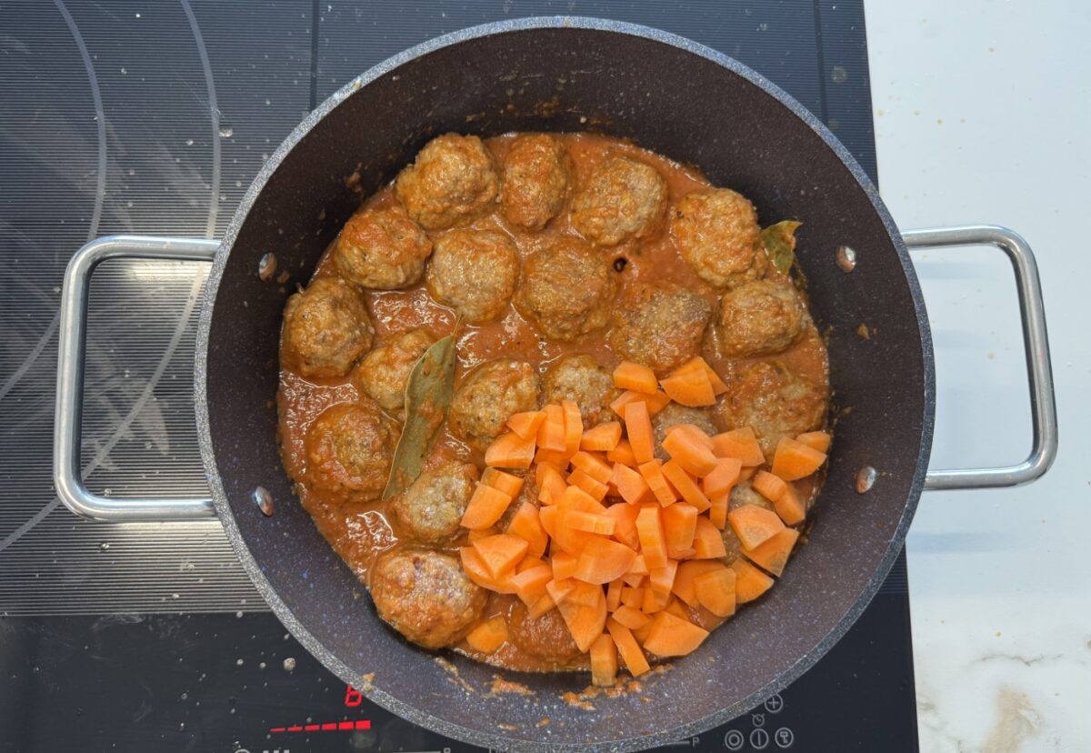 Albóndigas con patatas. Una receta clásica y muy sencilla