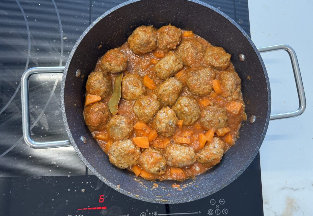 Albóndigas con patatas. Una receta clásica y muy sencilla