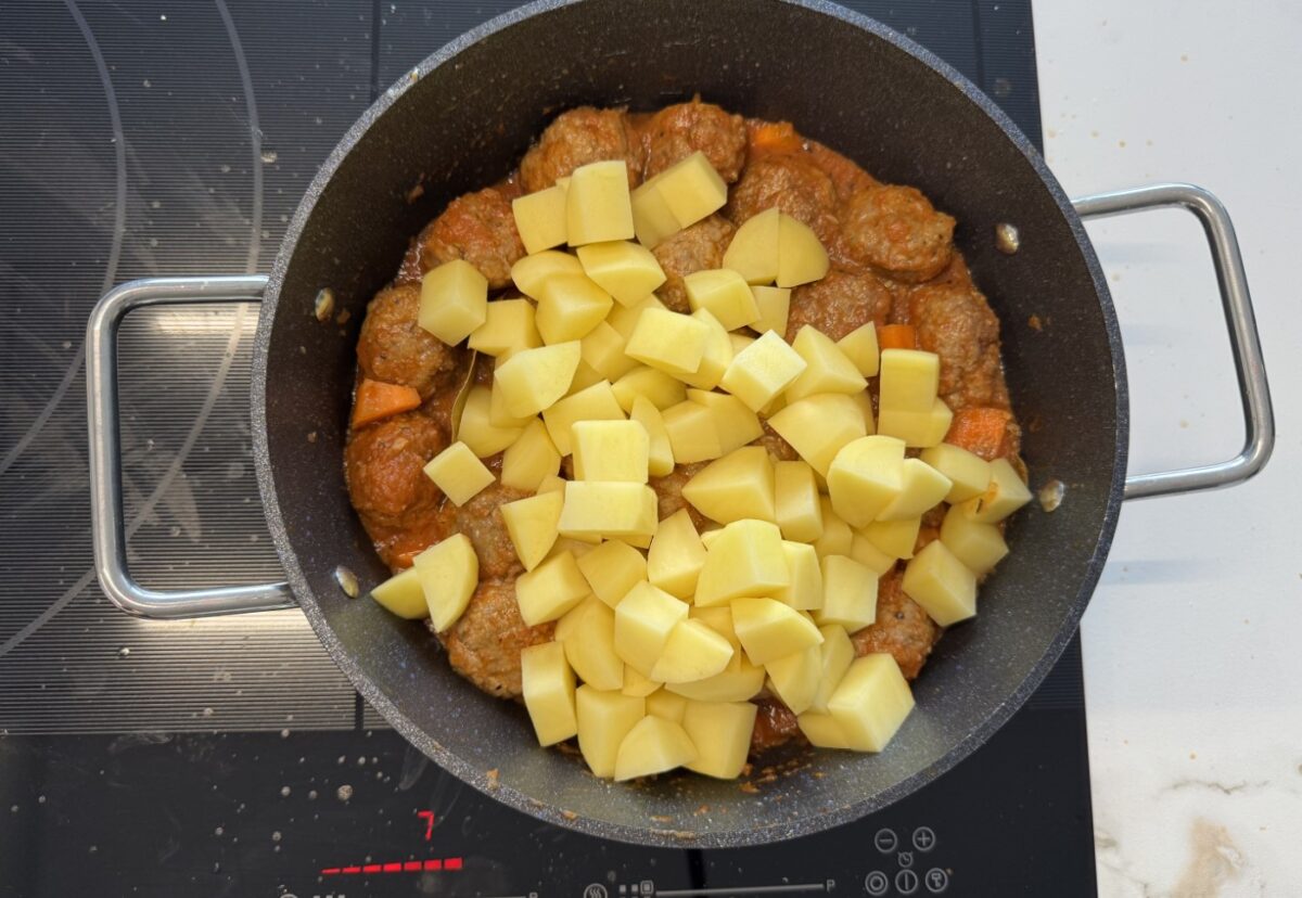 Albóndigas con patatas. Una receta clásica y muy sencilla