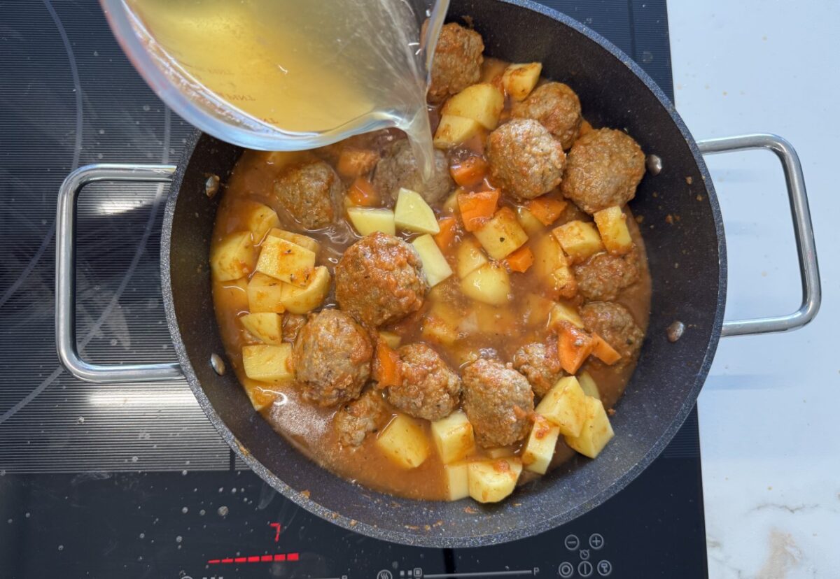 Albóndigas con patatas. Una receta clásica y muy sencilla