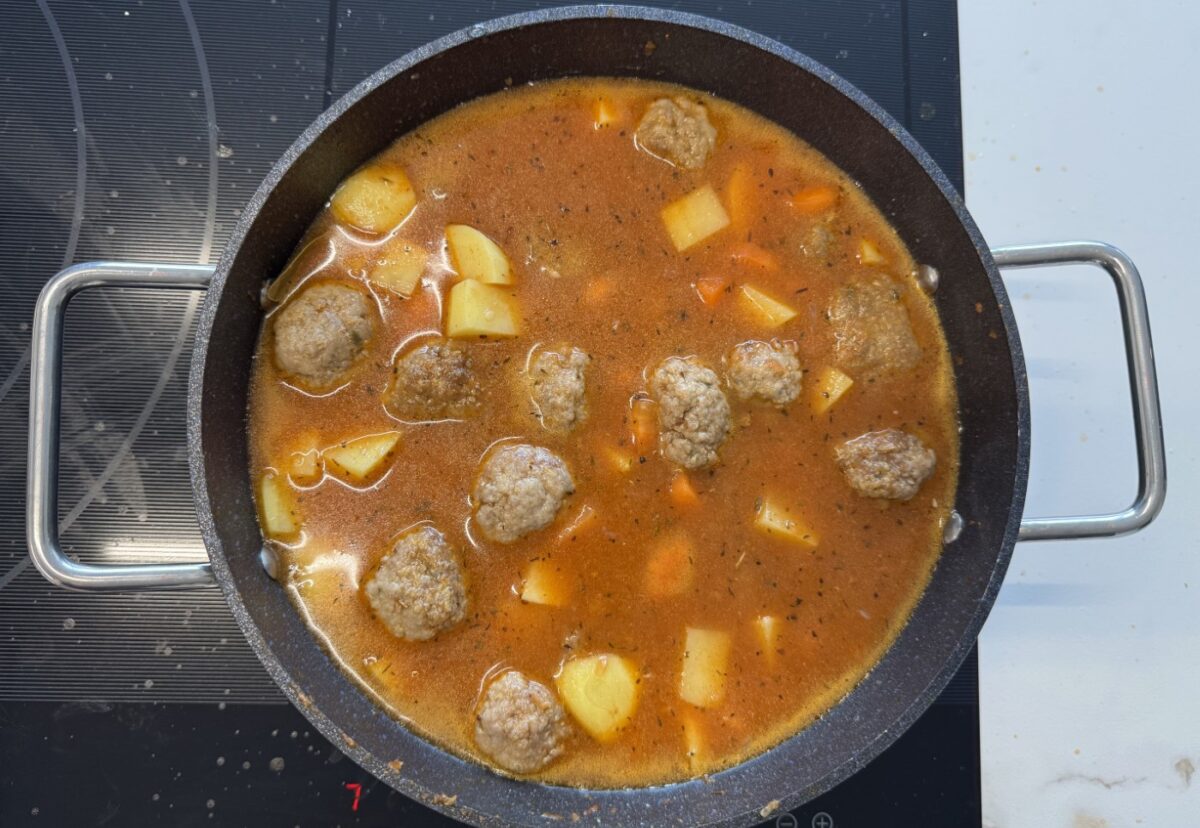 Albóndigas con patatas. Una receta clásica y muy sencilla