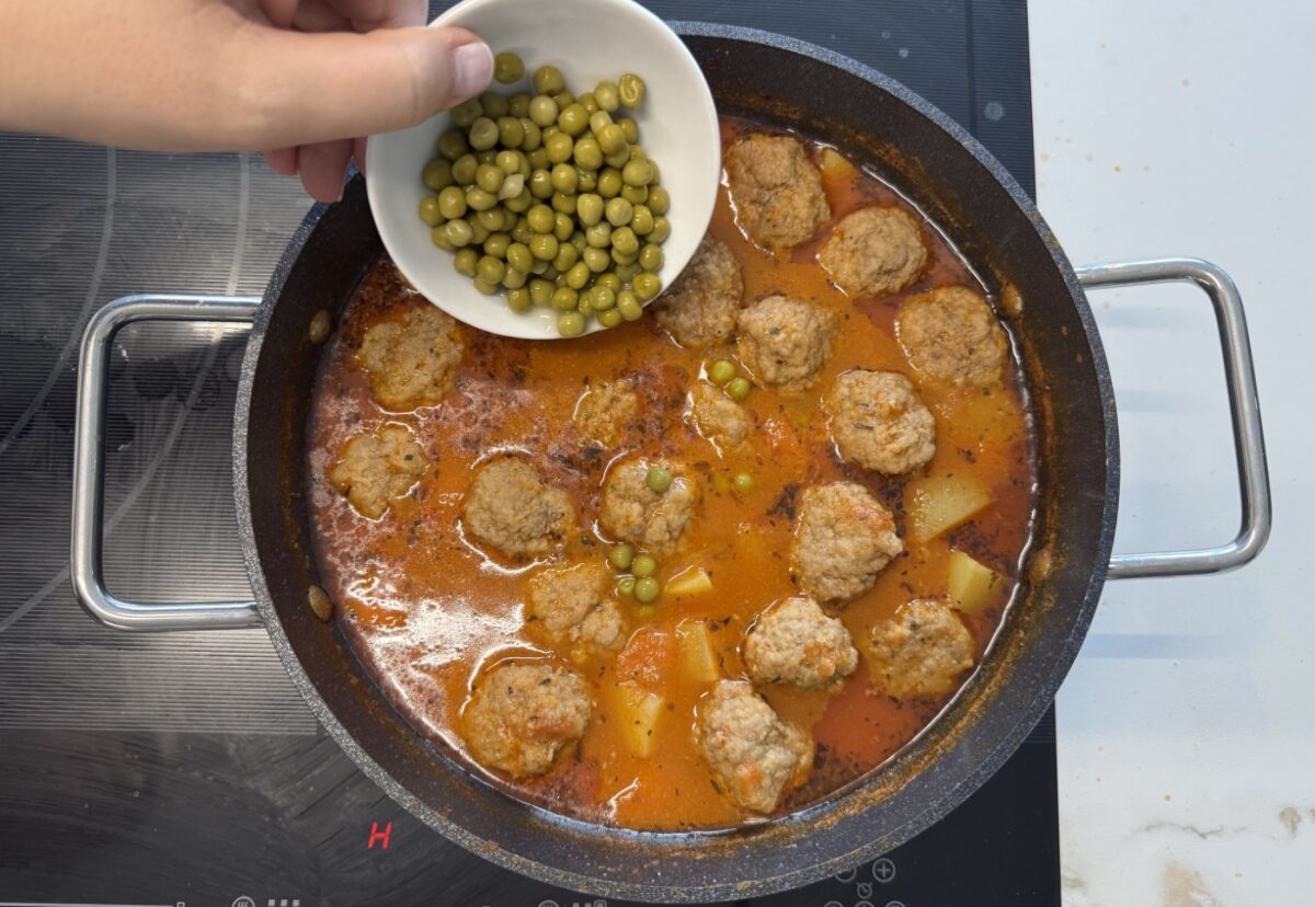 Albóndigas con patatas. Una receta clásica y muy sencilla