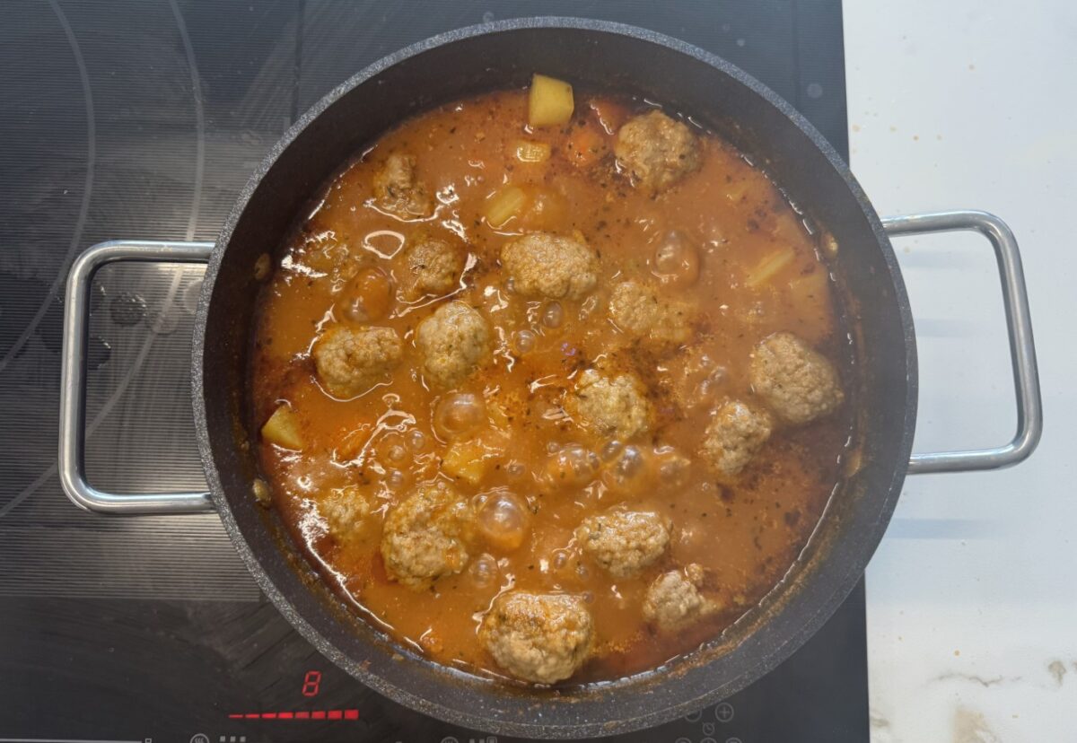 Albóndigas con patatas. Una receta clásica y muy sencilla