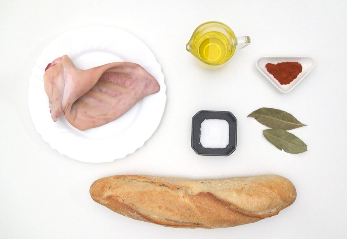 Oreja de cerdo cocida y bocata de cerdo al estilo gallego