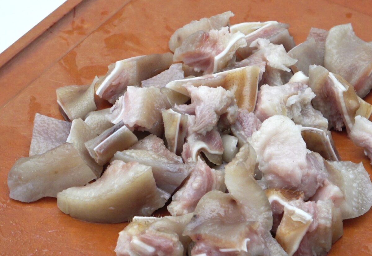 Oreja de cerdo cocida y bocata de cerdo al estilo gallego