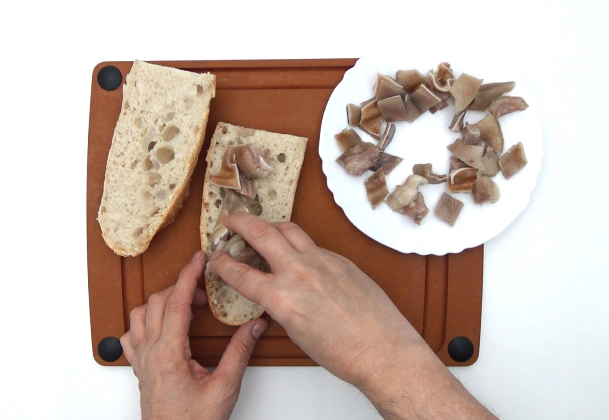 Oreja de cerdo cocida y bocata de cerdo al estilo gallego