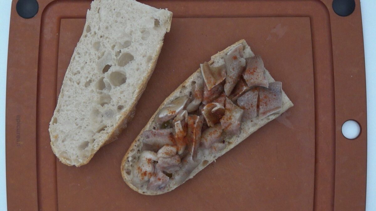 Oreja de cerdo cocida y bocata de cerdo al estilo gallego