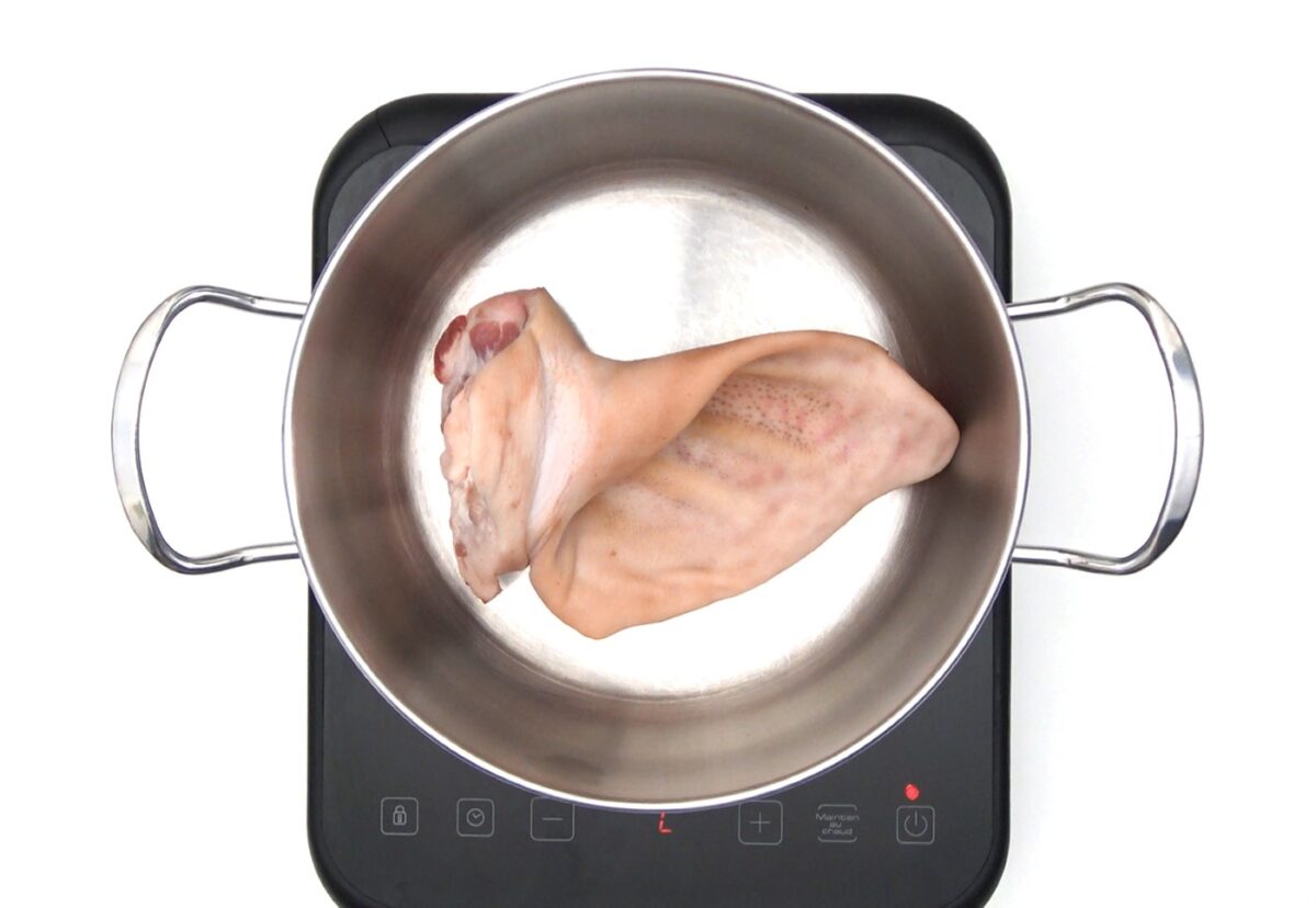 Oreja de cerdo cocida y bocata de cerdo al estilo gallego