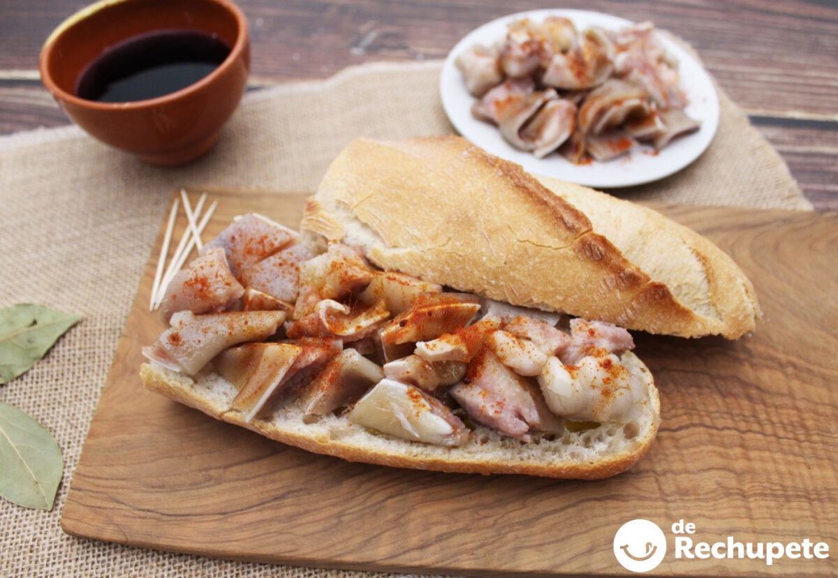 Oreja de cerdo cocida y bocata de cerdo al estilo gallego