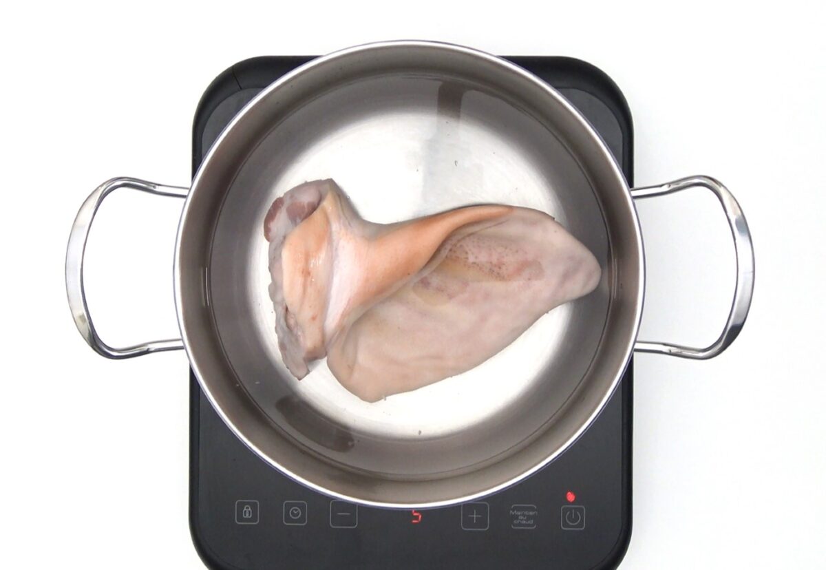 Oreja de cerdo cocida y bocata de cerdo al estilo gallego