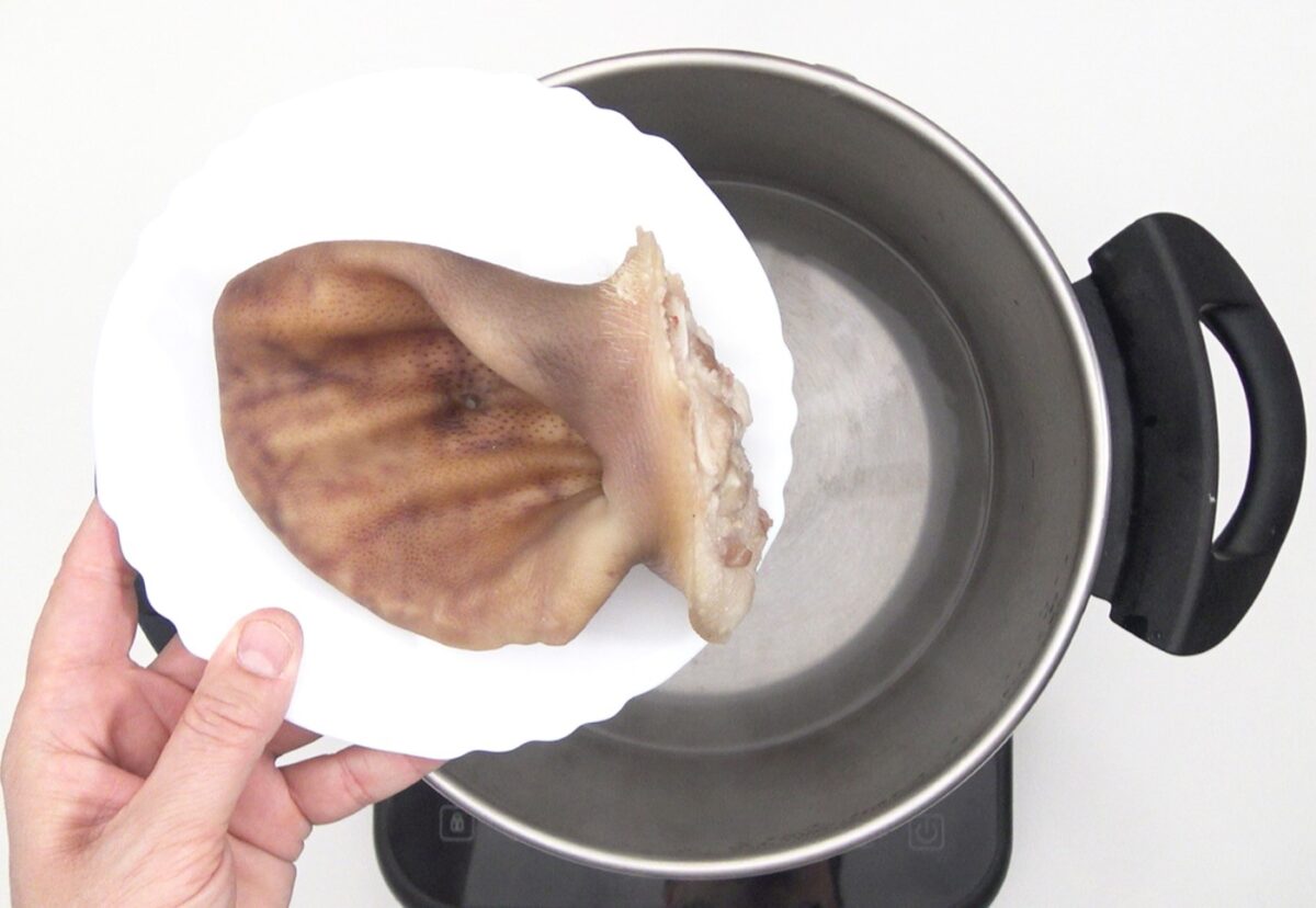 Oreja de cerdo cocida y bocata de cerdo al estilo gallego