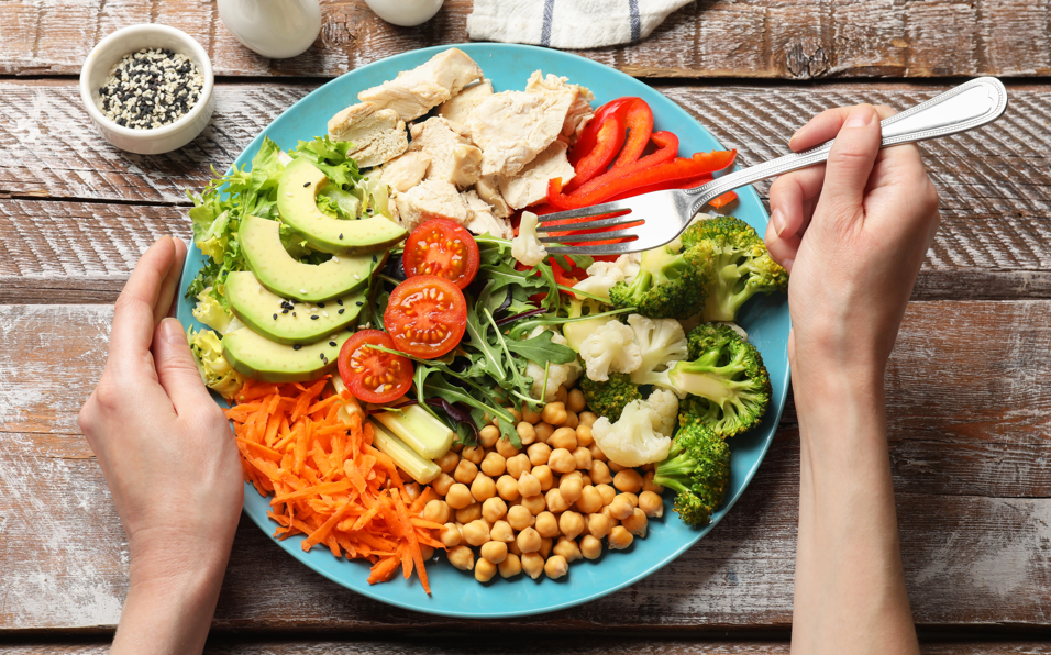 Cenar tarde, ¿es saludable?
