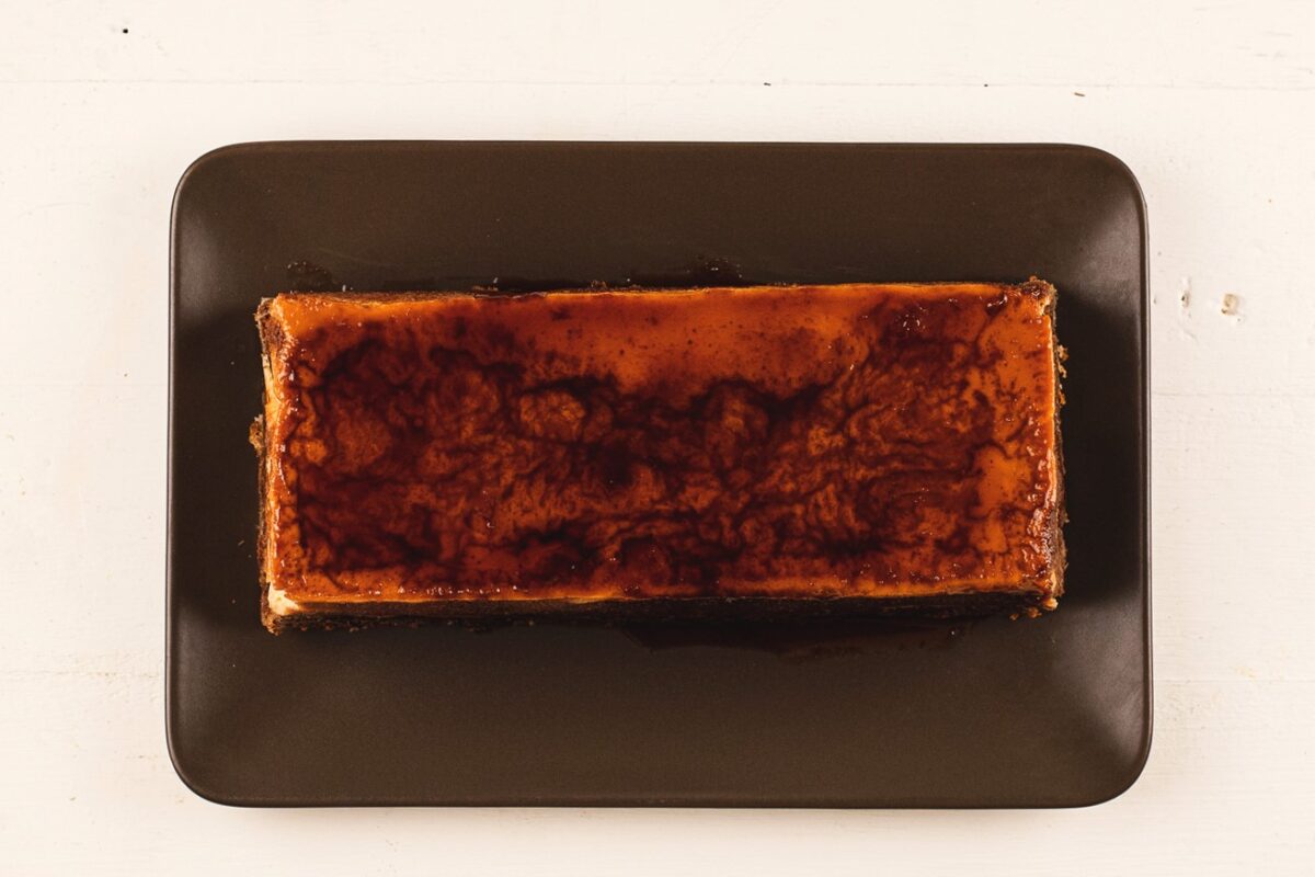 Chocoflan o pastel imposible. Postre que combina brownie con flan