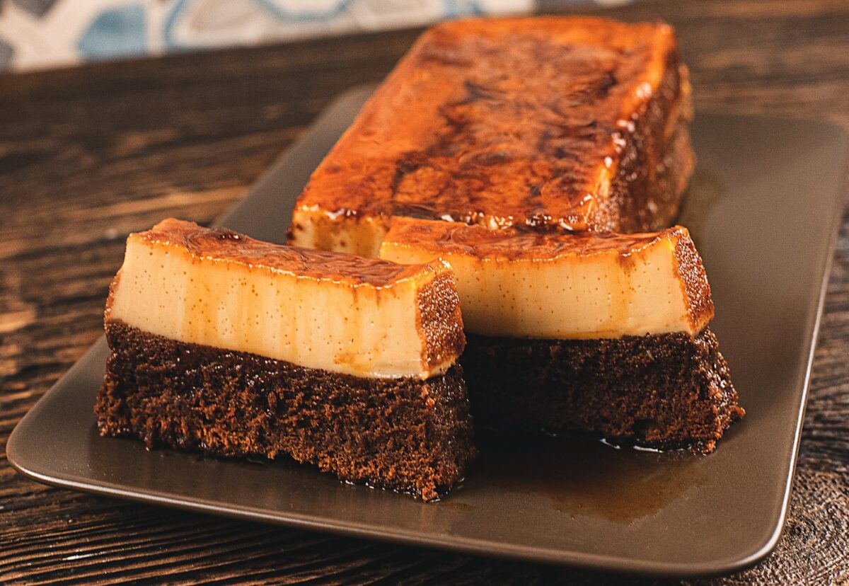 Chocoflan o pastel imposible. Postre que combina brownie con flan