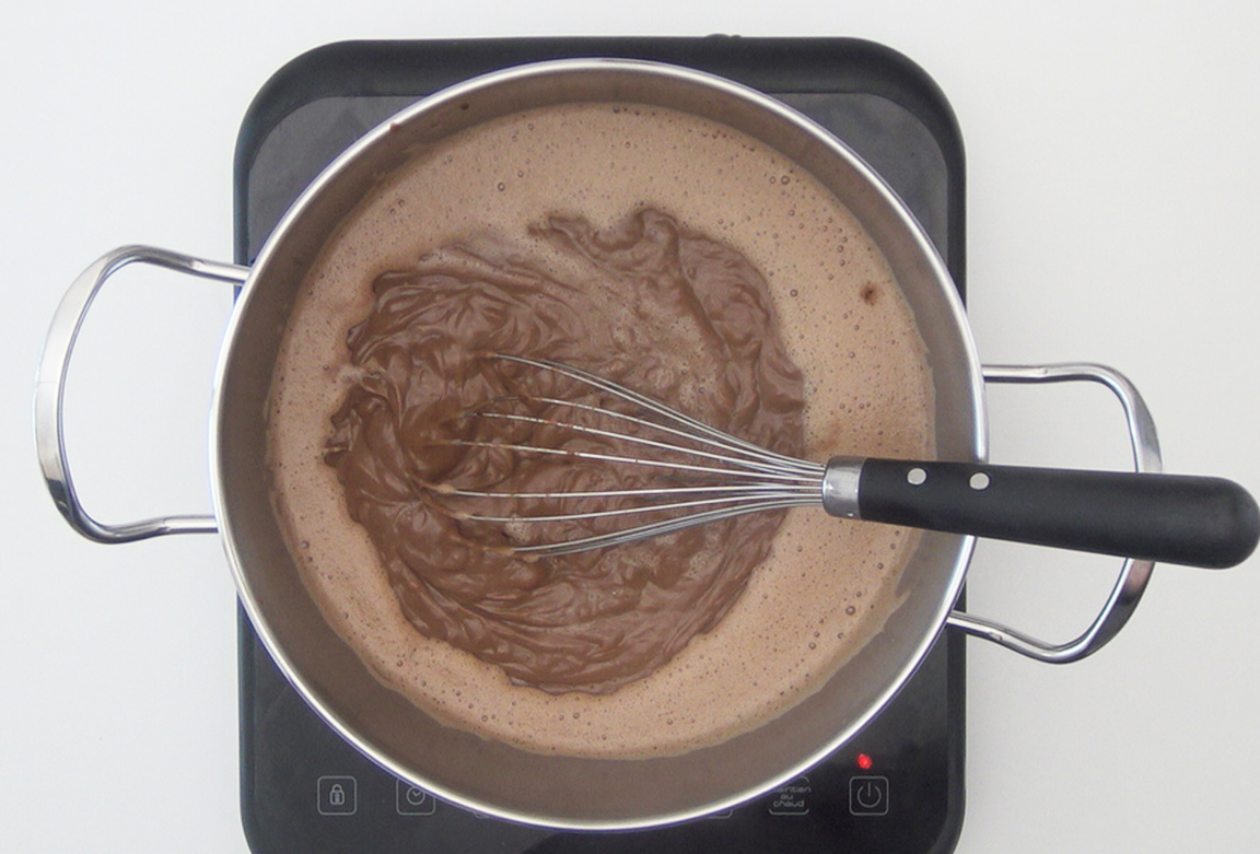 Crema pastelera de chocolate para relleno de tartas y postres