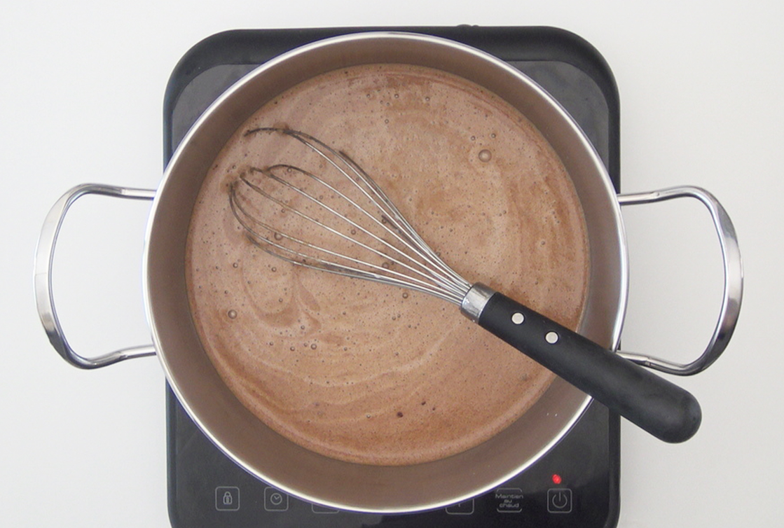 Crema pastelera de chocolate para relleno de tartas y postres
