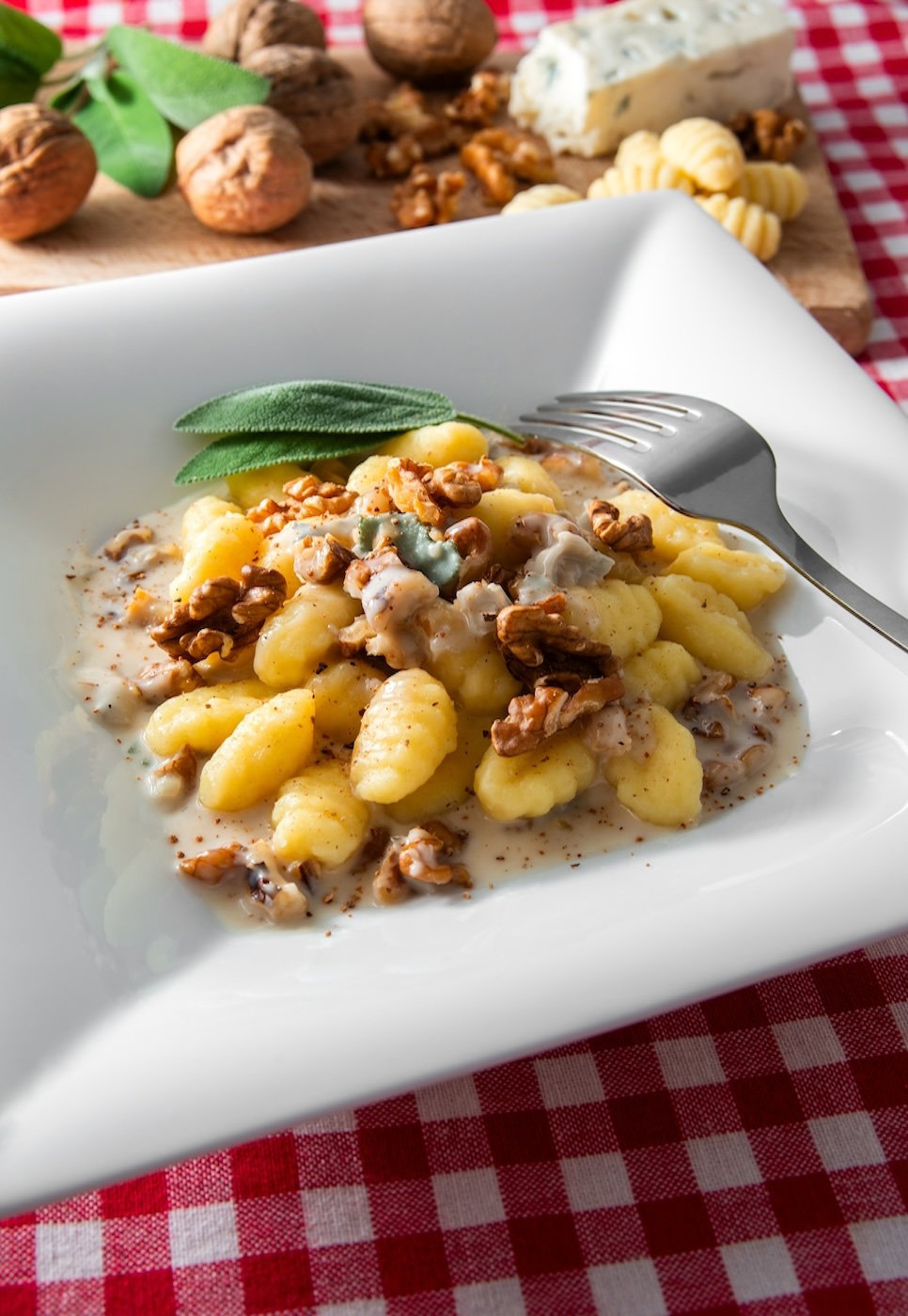 Ñoquis con salsa de queso gorgonzola y nueces