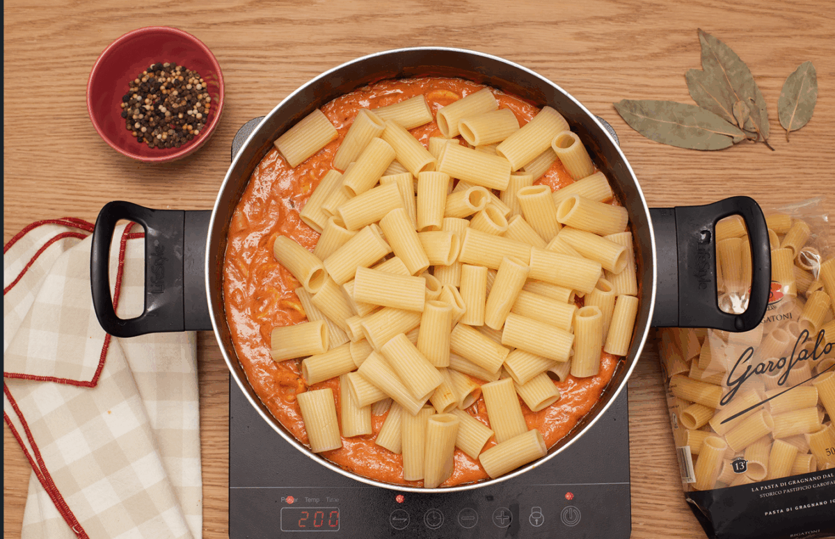 Pasta Rigatoni con calamares y salsa cremosa marinera