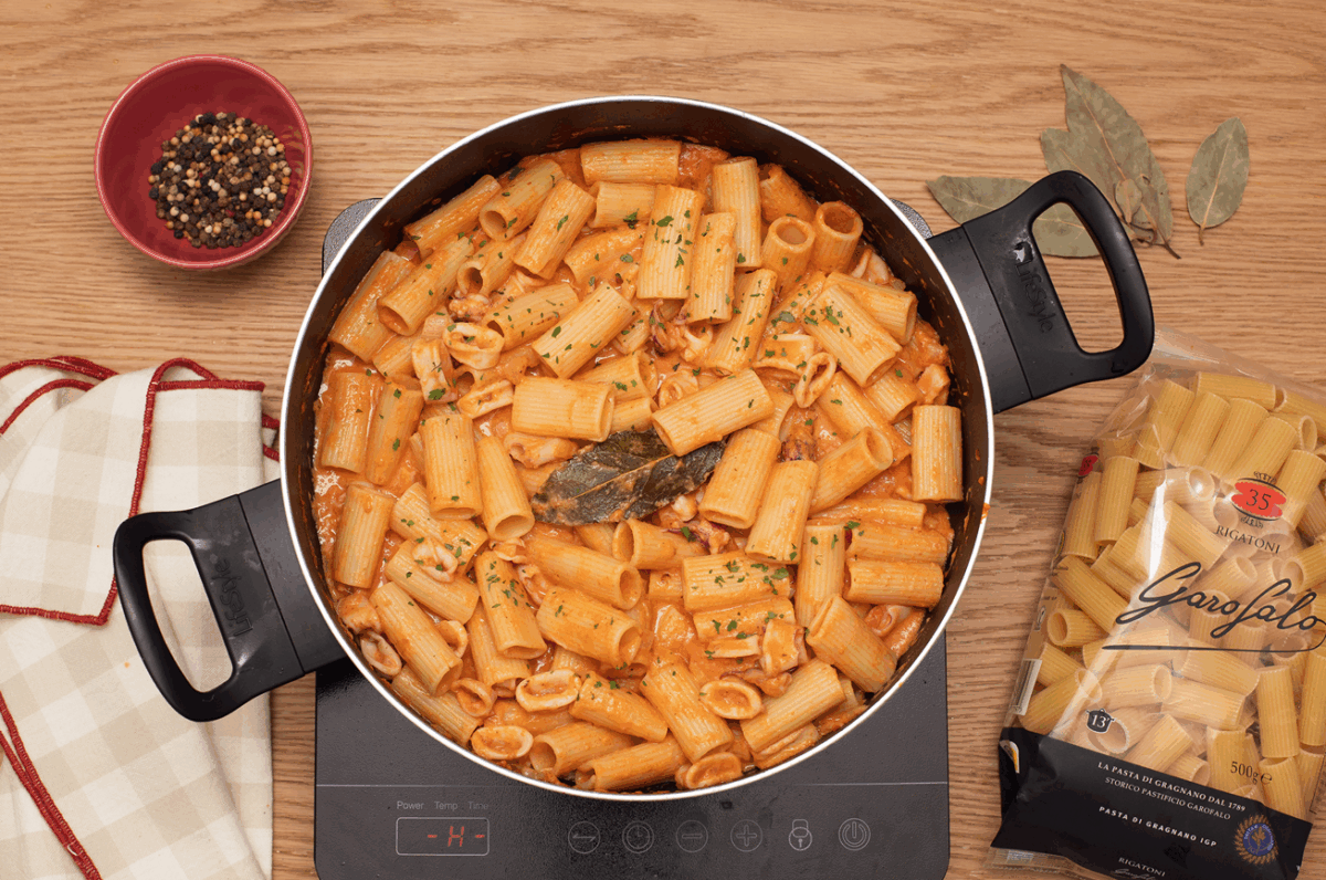 Pasta Rigatoni con calamares y salsa cremosa marinera