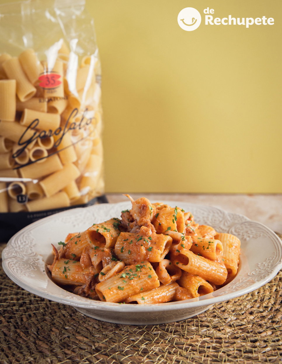 Pasta Rigatoni con calamares y salsa cremosa marinera