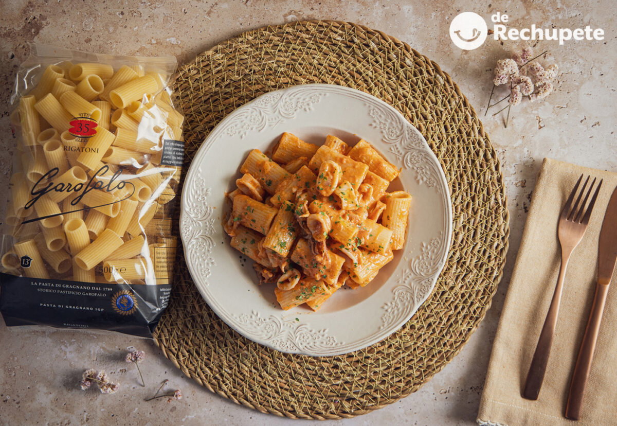 Pasta Rigatoni con calamares y salsa cremosa marinera