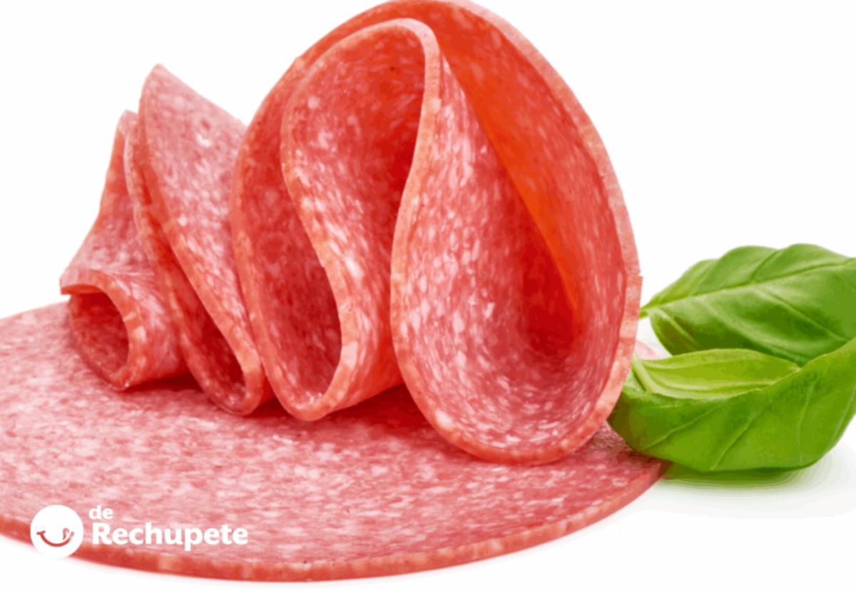 Salami: qué es, tipos, origen y diferencias con el salchichón