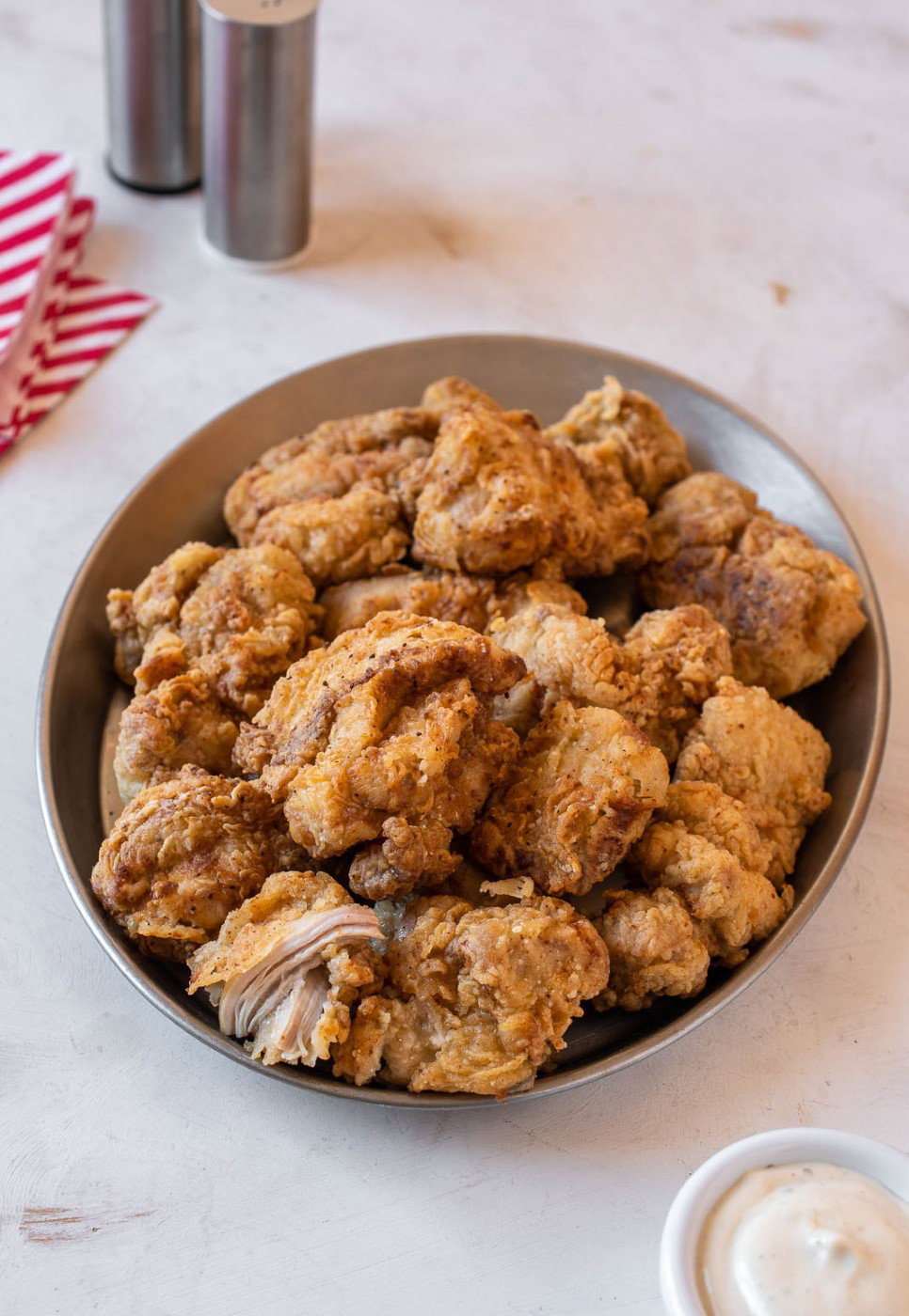 Pollo broaster. Una receta deliciosa con un rebozado crujient