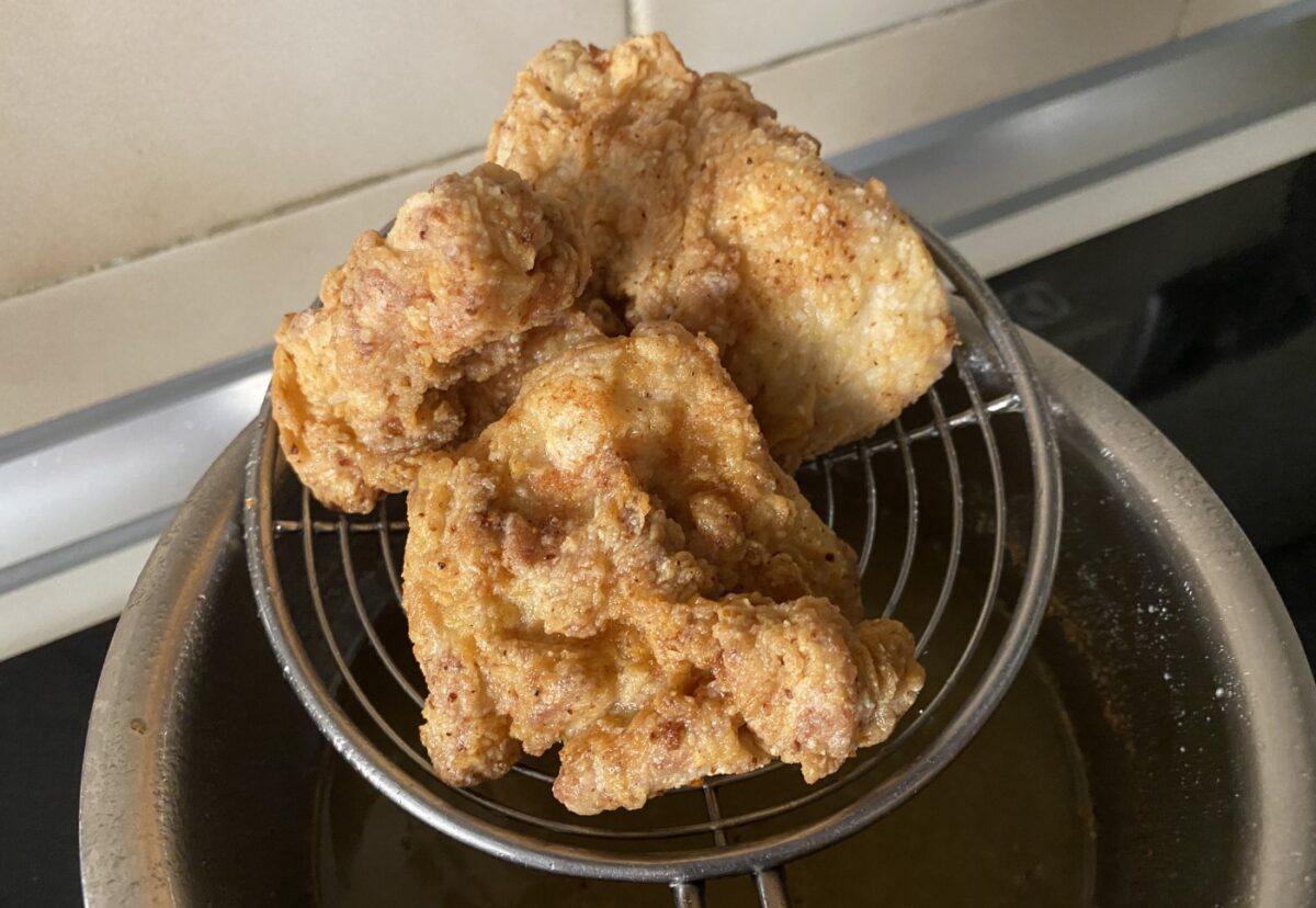 Pollo broaster. Una receta deliciosa con un rebozado crujient