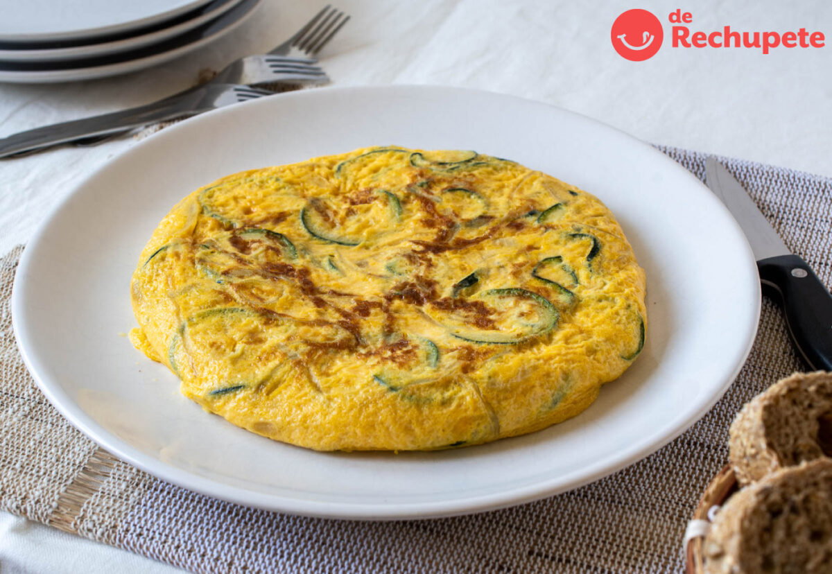 Tortilla de calabacín y cebolla. Una receta muy fácil y saludable