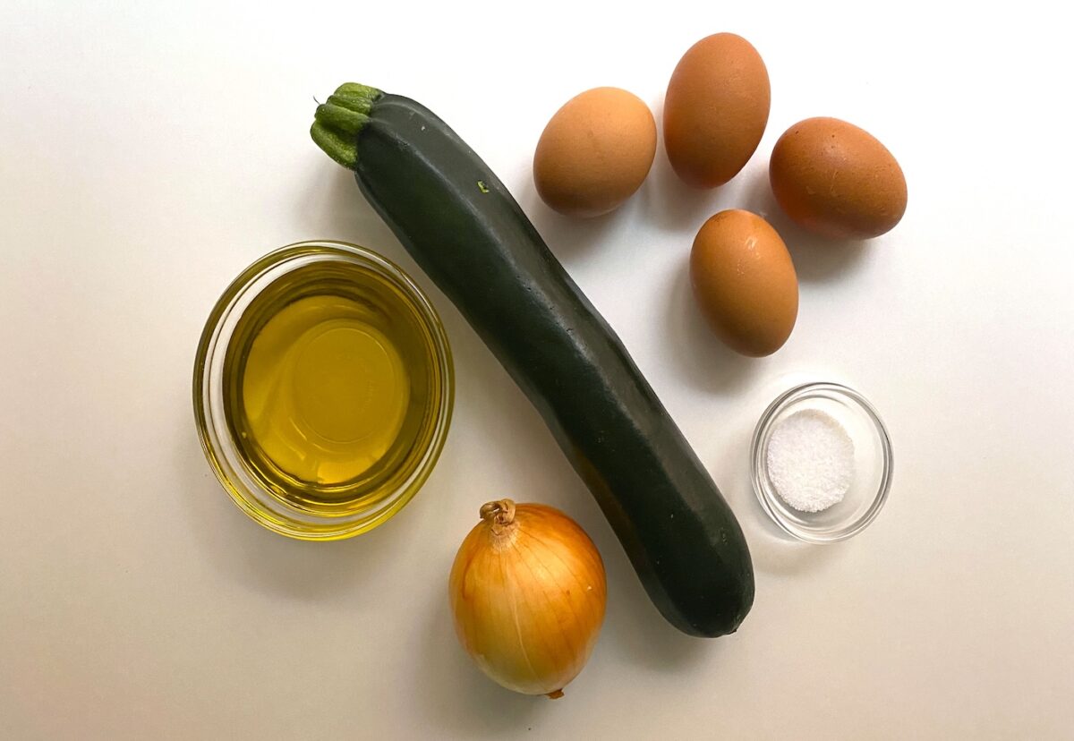 Tortilla de calabacín y cebolla. Una receta muy fácil y saludable