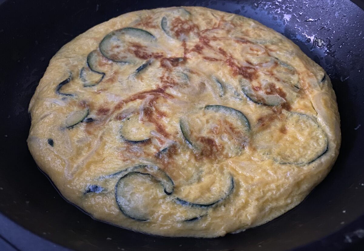 Tortilla de calabacín y cebolla. Una receta muy fácil y saludable