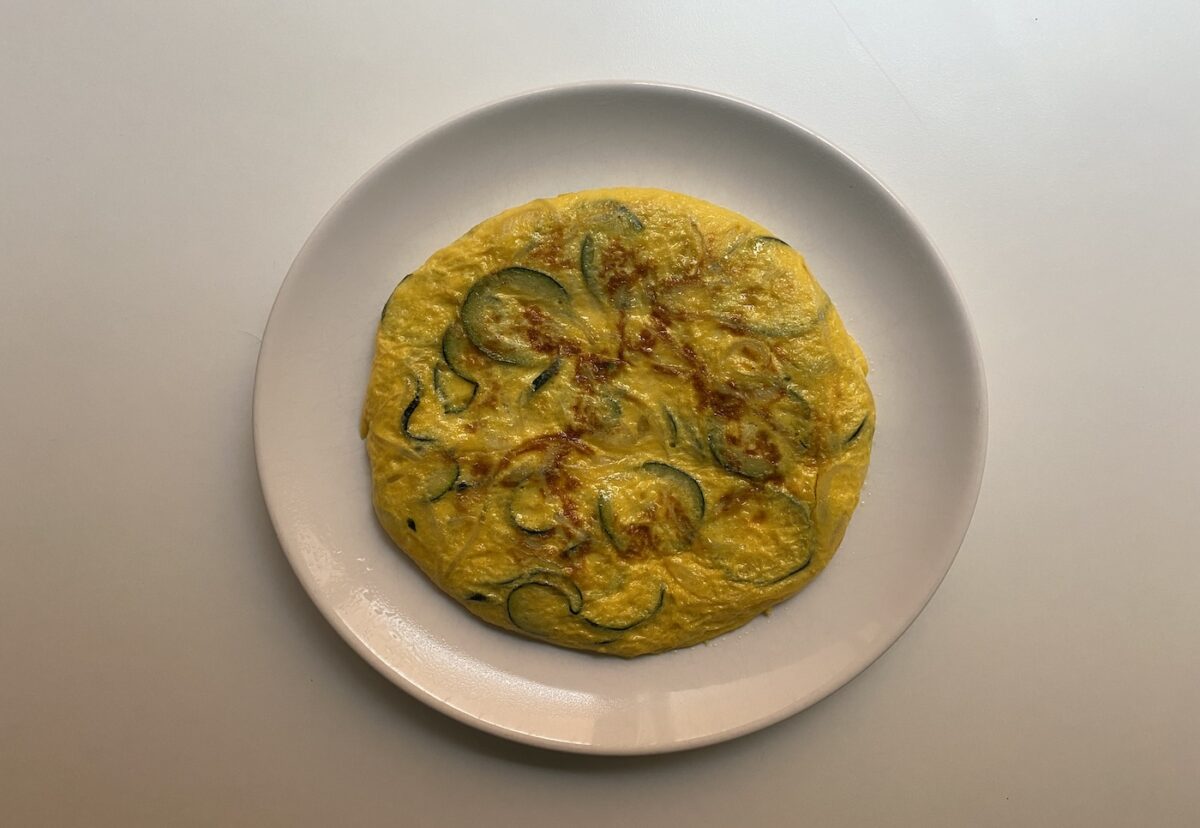 Tortilla de calabacín y cebolla. Una receta muy fácil y saludable