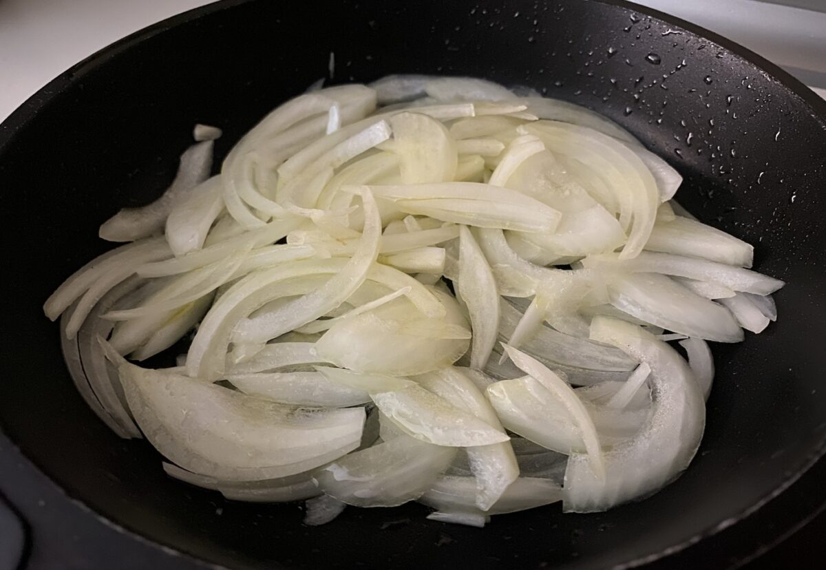 Tortilla de calabacín y cebolla. Una receta muy fácil y saludable